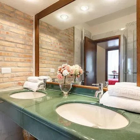 Jacuzzi In Front Of The Colosseum Rom