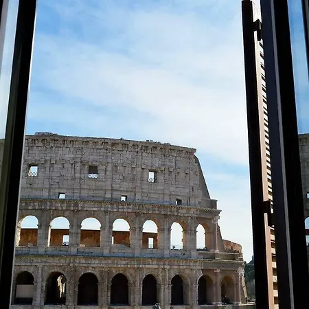 Jacuzzi In Front Of The Colosseum Appartement